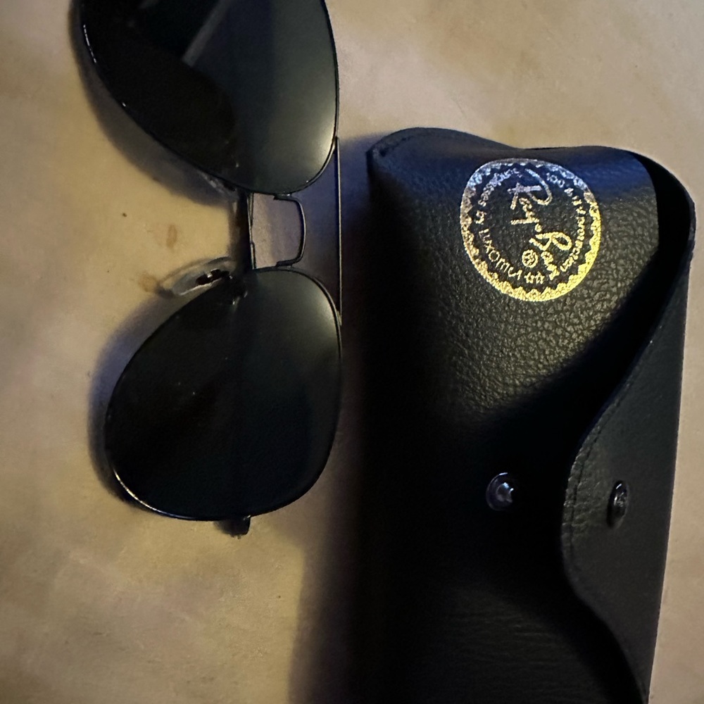 Ray bans black comes with nice leather case and cloth to clean them